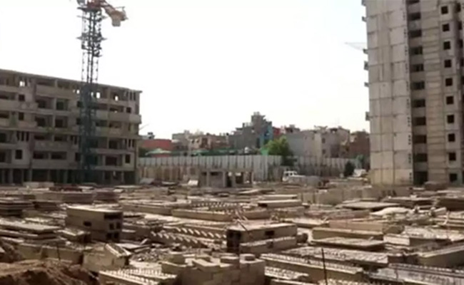 One killed, 10 injured as group of people falls into pit at under-construction site in Mumbai